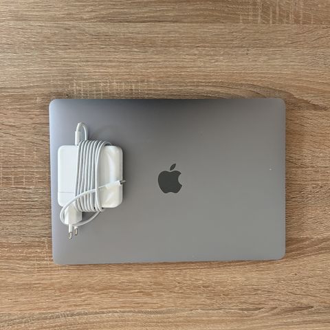 MacBook Pro 13'' i5 med 8GB minne og 256GB SSD (2017)