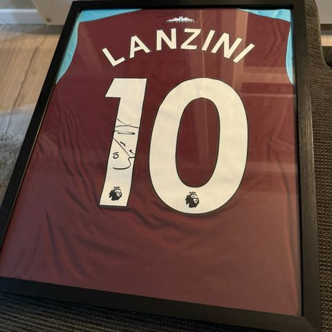 West Ham drakt signert av Manuel Lanzini