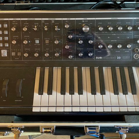 Moog Subsequent 25 med flightcase, bag og decksaver