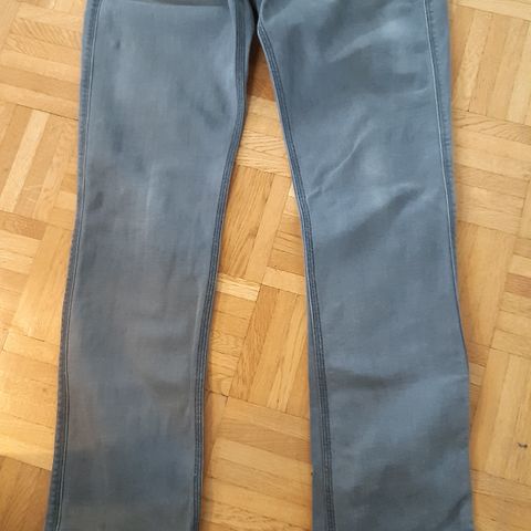 4 bukser:Acne, Filippa K, G Star Raw, H&M selges.