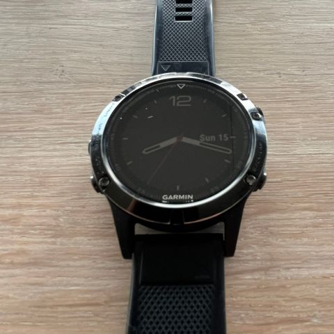 Garmin Fenix 5 Sapphire m/ladekabel og ekstra reimer.