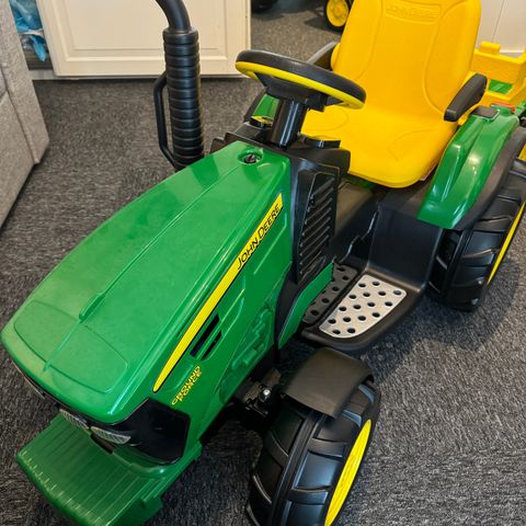 Peg Perego John Deere 12V elektrisk traktor til barn med tilhenger