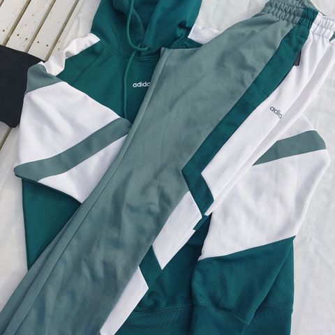 Adidas joggedress str s