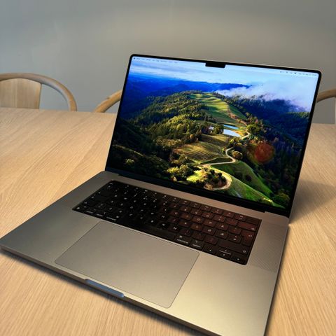 Macbook Pro M1 Pro - 16 GB RAM - 512 GB SSD - 16 tommer