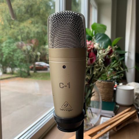 Behringer C-1 med stativ og pop filter