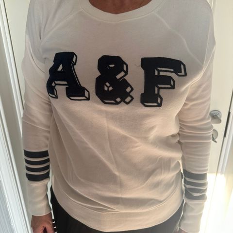 Abercrombie & Fitch genser selges!