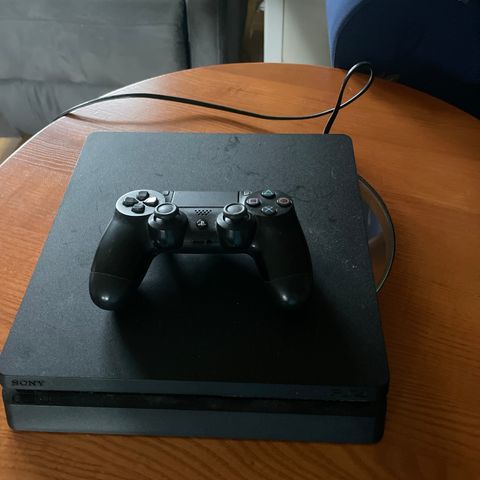 PlayStation 4 med kontroller