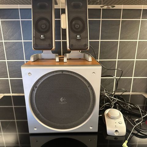 Logitech Z3 høyttalersystem med subwoofer.