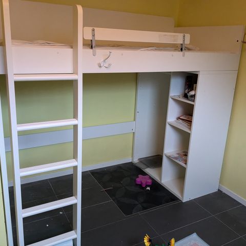 Ikea loftseng med hyller