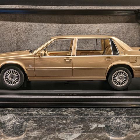 Volvo S90 - 1998 modell - Gull metallic - DNA Collectibles - Limited Edi - 1:18