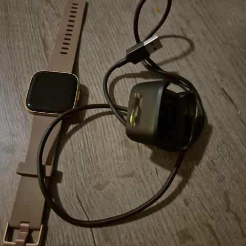 Fitbit versa 2 lader og reim