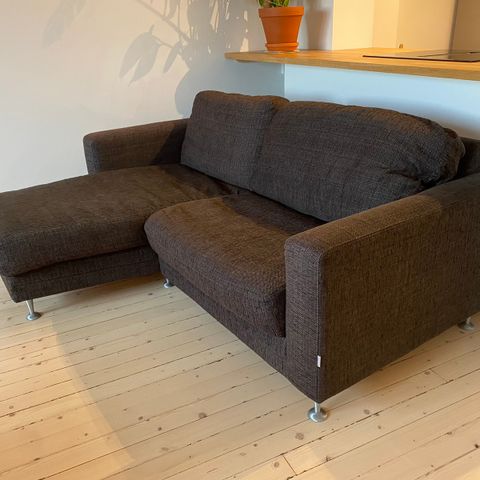 Liten sofa med sjeselong