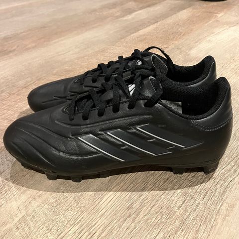 Adidas fotballsko str 39 1/3