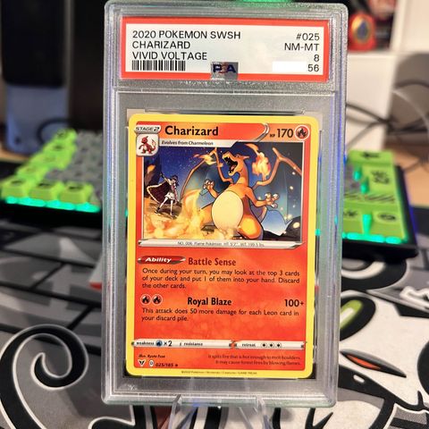 Charizard #25 Pokemon Vivid Voltage PSA 8