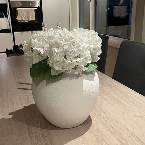 Vase i terrakotta med 4 stk kunstige hortensia