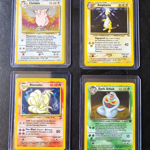 Gamle pokemonkort holos fra diverse serier