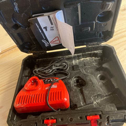 Milwaukee m12 lader og koffert