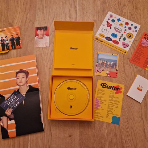 BTS "Butter" samleboks med signert hilsen, plakat, bilder, sangtekst og CD