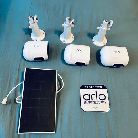 3stk Arlo Essential Spotlight trådløst overvåkingskamera + solpanel lader