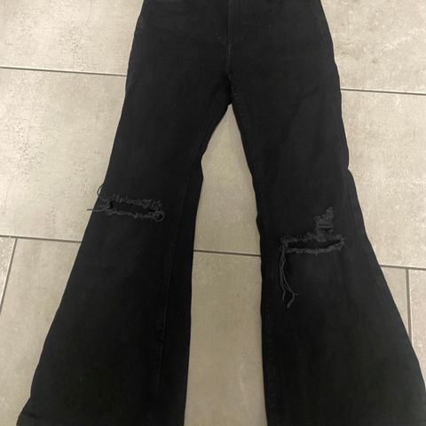 Kul H&M Flare sort jeans med hull selges svært rimelig