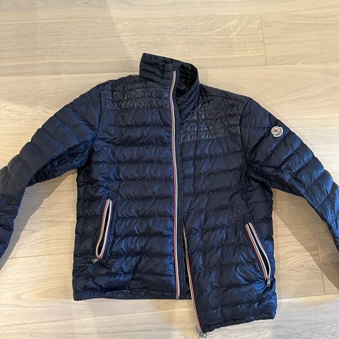 Pent brukt Moncler Lounge. Str 6/XL