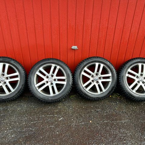 Volkswagen 16" aluminium felger med vinterdekk (piggdekk)