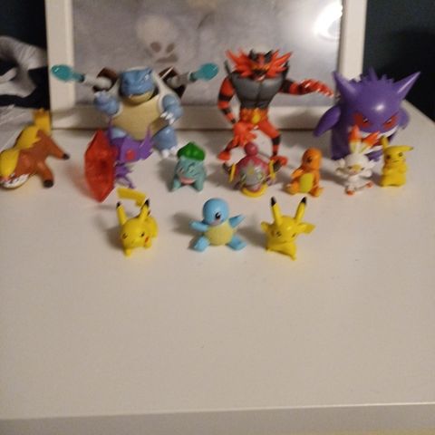 Masse pokémon figurer noen ganske sjeldne selges samlet eller ikke