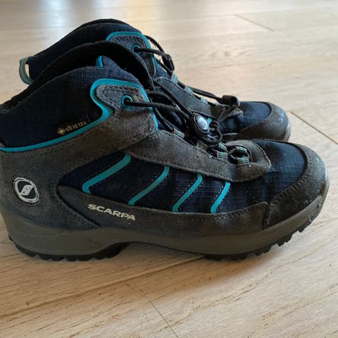 Scarpa Goretex sko str 35