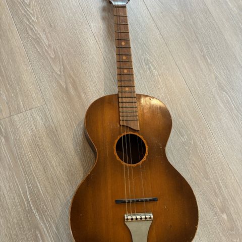 Ukjent gammel gitar