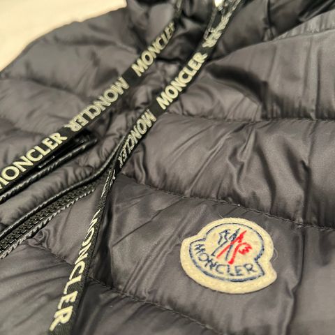 Meget lite brukt, som ny: Moncler vest med hette. Ny pris 8.000!