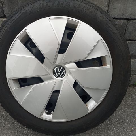 Piggfrie vinterdekk på felg til VW id.3 - lite brukt.