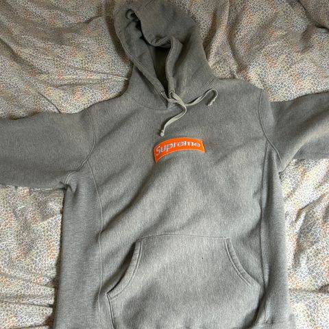 Pent brukt supreme hoodie selges billig