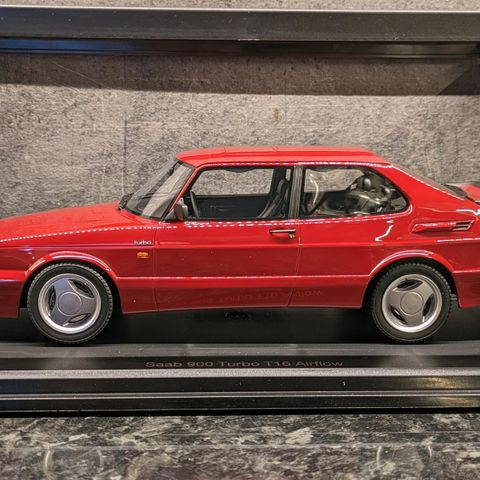 Saab 900 Turbo T16 Airflow - Kirsebær rød - DNA Collectibles - Limited  - 1:18