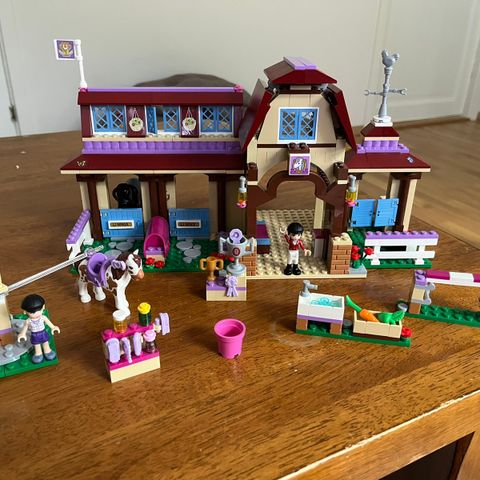 Lego Friends Heartlakes rideklubb - 41126