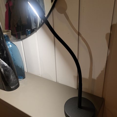 Skrivebordslampe med godt lys og led til salgs