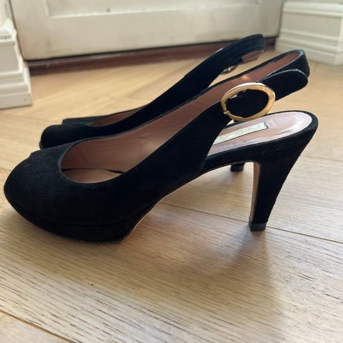 Pumps i semsket skinn