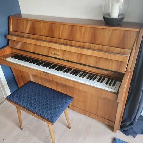 Schimmel piano i fin stand, godt stemt