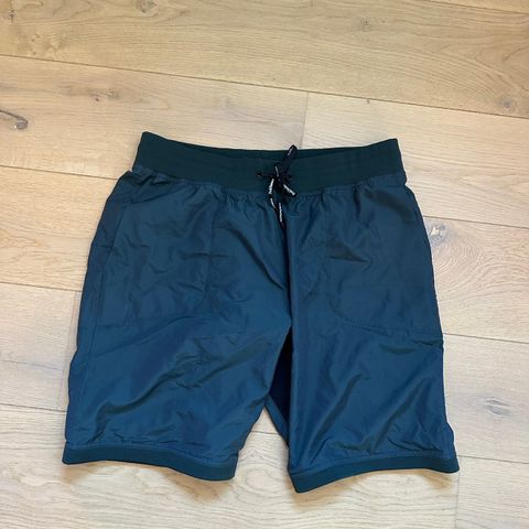 Peak Performance shorts str L