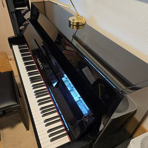 Kawai K-15 piano med krakk og messinglampe s.kr 13000