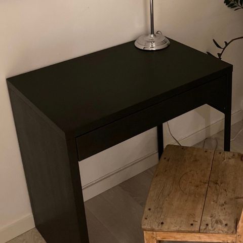 Skrivebord Micke fra IKEA (reservert)