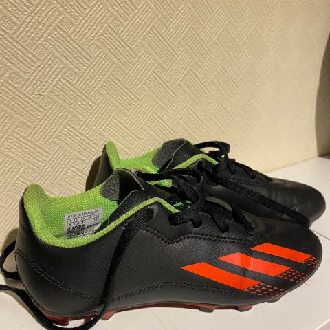 Fine Adidas fotballsko i str 32