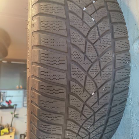 Goodyear Ultragrip vinterdekk.