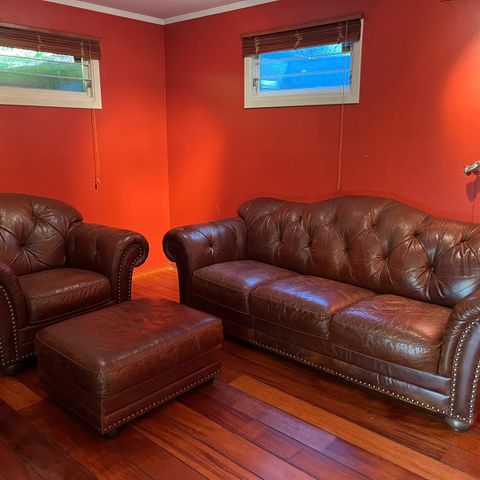 Chesterfield 3 seter sofa + stol