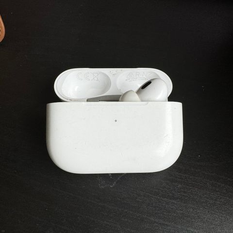 AirPods 2 med ladeetui og kun høyre ørepropp