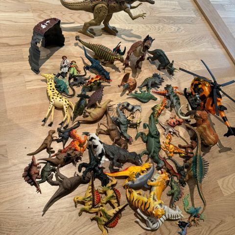 Diverse dinosaur figurer og leker.