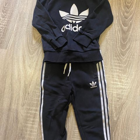 Adidas drakt str 92