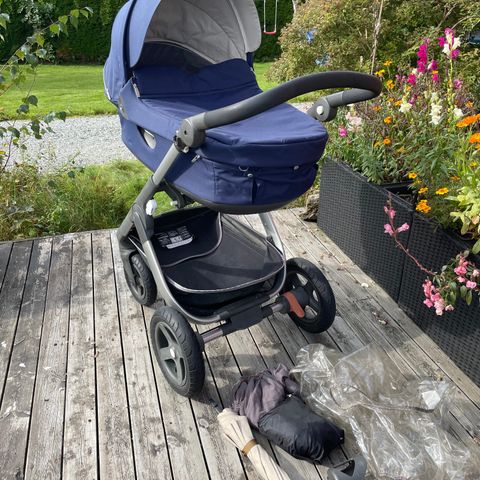 RESERVERT TIL 17/9 - Stokke Trailz barnevogn understell+liggedel