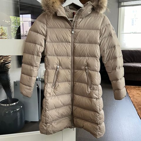 Lite brukt Moncler lang jakke for jente // 10 år - 140cm