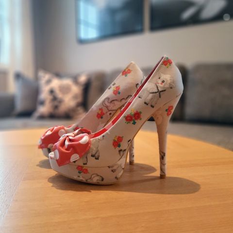 Peeptoe pumps fra Iron Fist