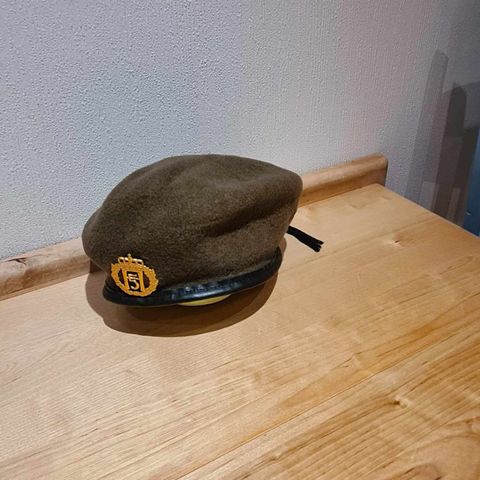 Beret-lue fra forsvaret med H-5 merke på siden